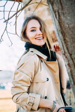 Şehvetli mavi gözlü kız bulanık arka planda şakayla poz veriyor.