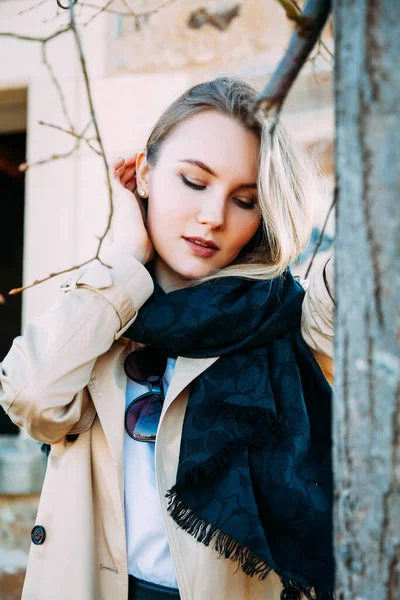 Sensuale Ragazza Dagli Occhi Azzurri Giocosamente Posa Sfondo Sfocato — Foto Stock