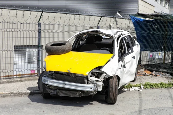 Une voiture écrasée dans la rue — Photo