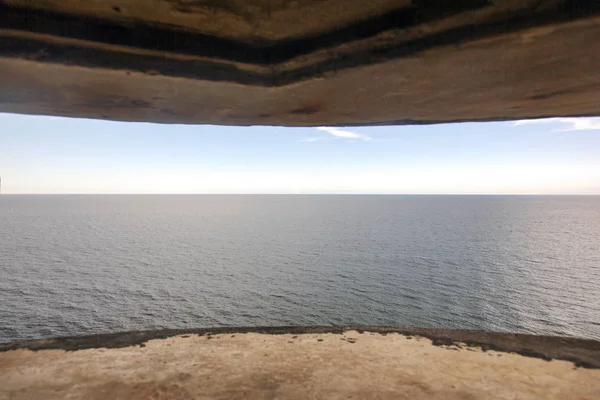 Uma paisagem marinha de uma torre de vigia histórica — Fotografia de Stock