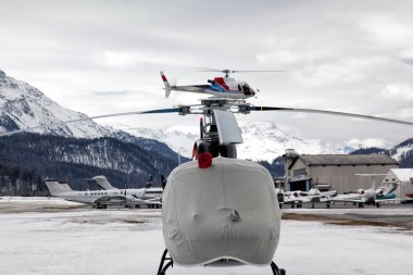 İki helikopter St Moritz Havaalanı