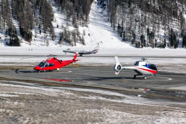 İki helikopter St Moritz Havaalanı