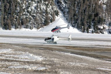 İki helikopter St Moritz Havaalanı