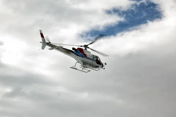 Dois helicópteros no aeroporto de St Moritz — Fotografia de Stock