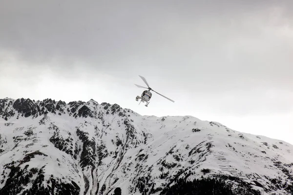 Dos helicópteros en el aeropuerto de St Moritz — Foto de Stock