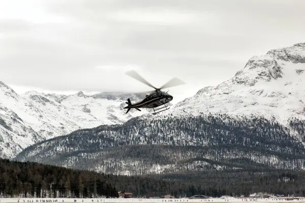 İki helikopter St Moritz Havaalanı