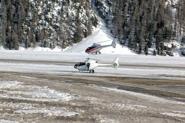 İki helikopter St Moritz Havaalanı