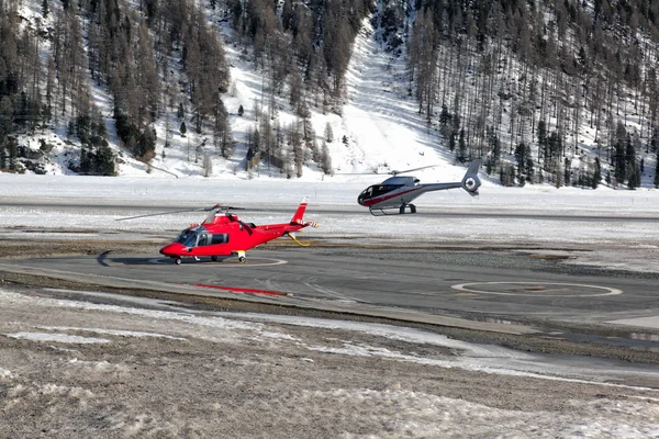 İki helikopter St Moritz Havaalanı