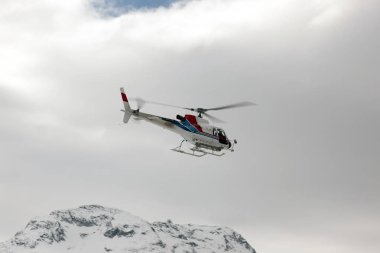 Gökyüzünde bir kurtarma helikopteri