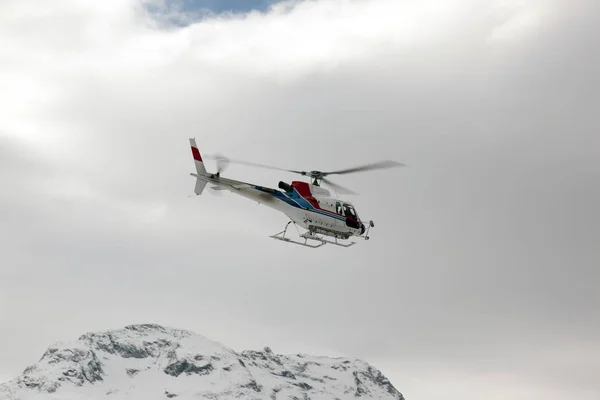 Een rescue helikopter in de lucht — Stockfoto