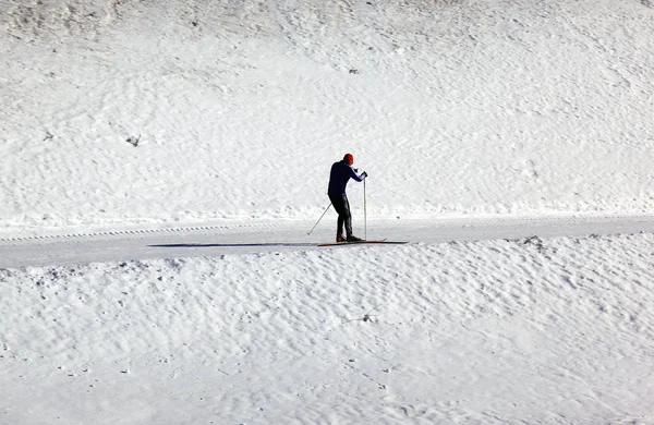 Ein skifahrer in den bergen von st moritz — Stockfoto