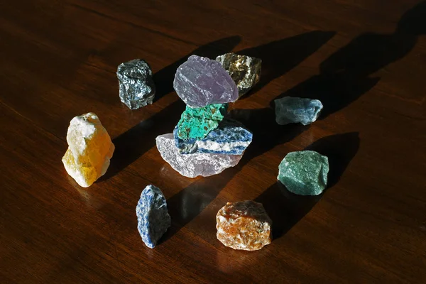Природные камни друг на друга в качестве инсталляции — стоковое фото