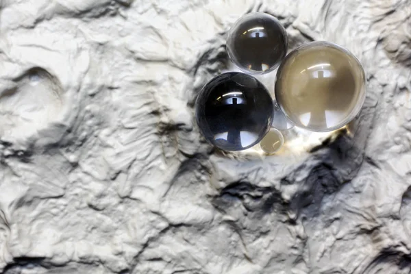 Instalación abstracta con superficie lunar y bolas de cristal — Foto de Stock