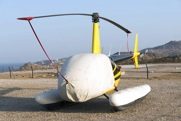 Um helicóptero coberto em uma ilha grega — Fotografia de Stock