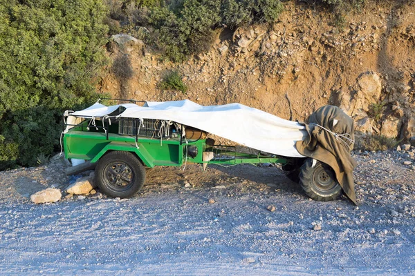 Ein überdachter Traktor auf einer kleinen Insel — Stockfoto