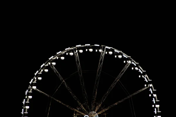 밤 시간에 반으로 자른 관람차 — 스톡 사진
