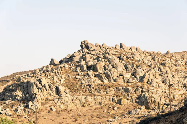 Uma paisagem rochosa em uma ilha grega — Fotografia de Stock