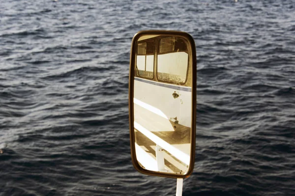 Ein Bootsspiegel und die Spiegelung im Meer — Stockfoto