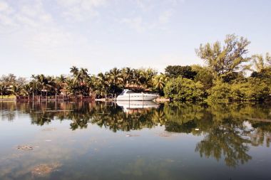 Bir görünüm ve bir manzara nehir üzerinde bir yansıması