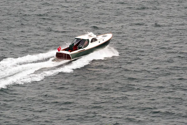 Um barco a motor no mar em Bosphorus Istambul — Fotografia de Stock