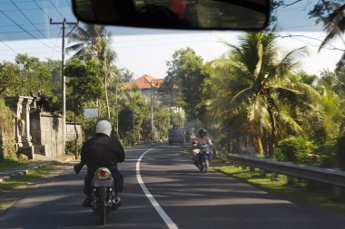 Araba yolun Bali, Endonezya üzerinden vurdu A
