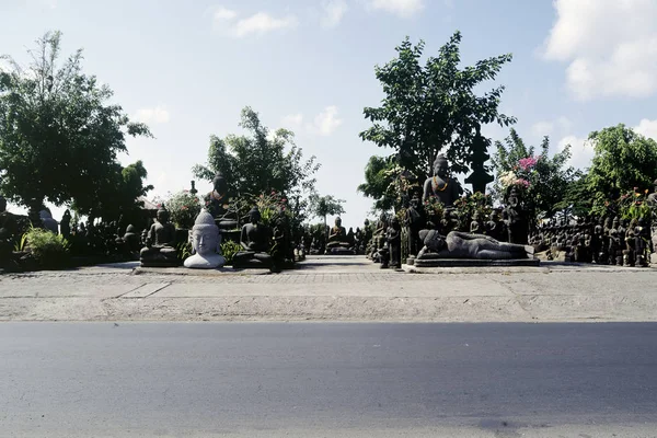 Buddha skulpturer i en av gatorna i Bali, Indonesien — Stockfoto