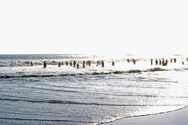Gente jugando y nadando en el océano Índico en Bali, Indonesia — Foto de Stock