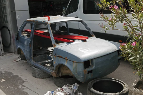 Uszkodzony samochód na ulicy — Zdjęcie stockowe