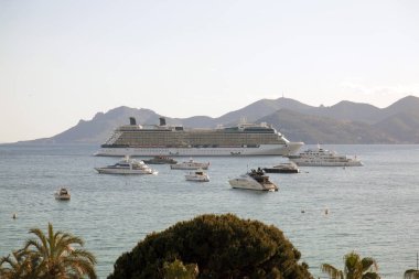 Lüks tekneler ve Fransa'nın Cannes bir yolcu gemisi