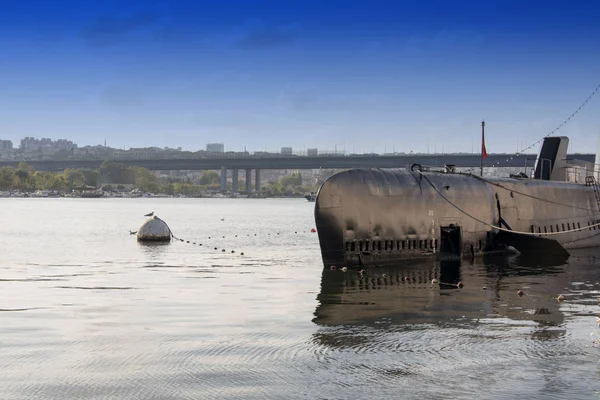 Un sottomarino nel mare di Corno d'oro a Istanbul — Foto Stock