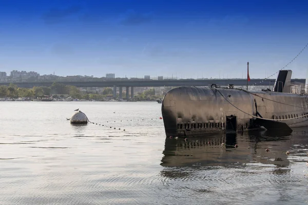 Ein U-Boot im Meer aus goldenem Horn in Istanbul — Stockfoto