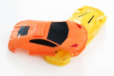 Plastik araba oyuncak kaza mahalline