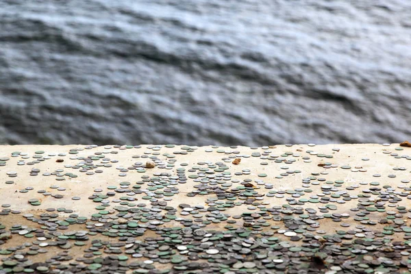 Groschen und Nickel im Ufer für einen Wunsch — Stockfoto