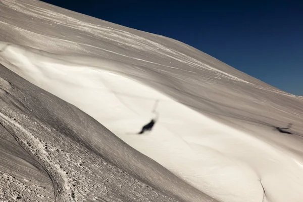 Schatten eines Mannes am Skilift im Winter — Stockfoto