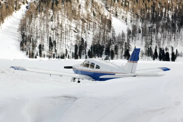 An airplane in the snow covered landscape — Stock Photo, Image