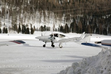 Karla kaplı manzara uçaklarda