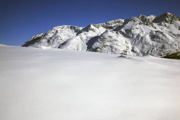 Ein atemberaubender Panoramablick auf schneebedeckte Berge und Landschaft in den Schweizer Alpen — Stockfoto