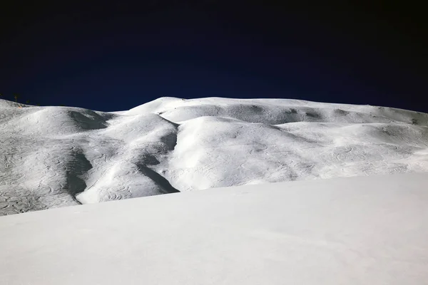 Ein atemberaubender Panoramablick auf schneebedeckte Berge und Landschaft in den Schweizer Alpen — Stockfoto