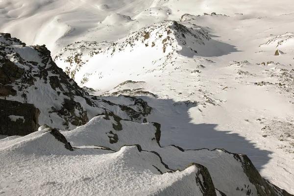 Sebuah pemandangan panorama yang menakjubkan salju menutupi gunung dan lanskap di alpen secara bergantian — Stok Foto