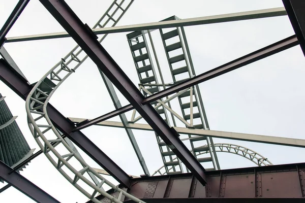 Curved metal structure in the city — Stock Photo, Image