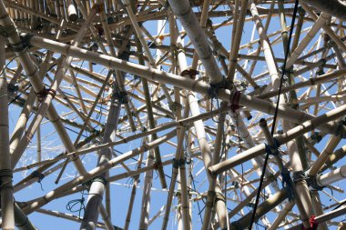 Bir metafor olarak bir ağ gibi bağlı bambu yapılmış bir yükleme