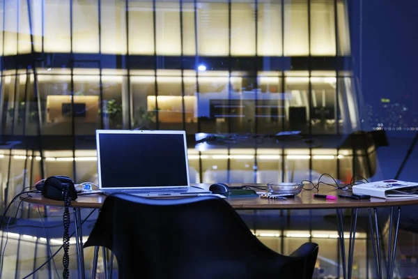 Un bureau avec vue sur la ville la nuit — Photo