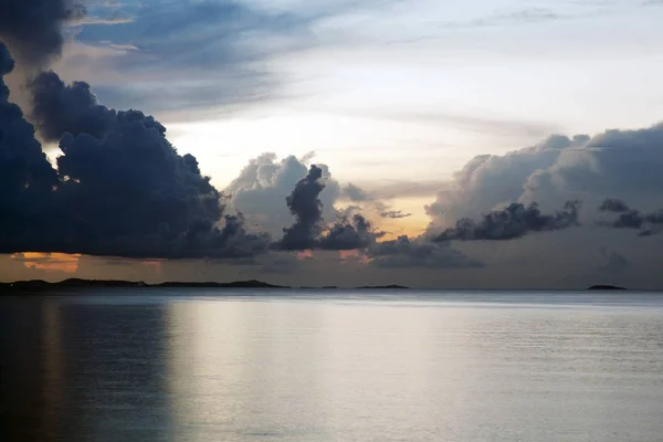 Cielo dramático y palmeras y océano en la playa de Puerto Rico — Foto de Stock