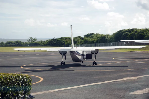 プエルトリコの空港で小プロペラ飛行機 — ストック写真