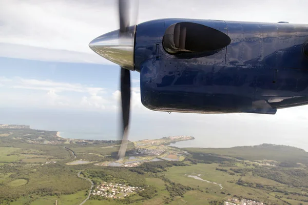 Um avião de hélice no céu — Fotografia de Stock