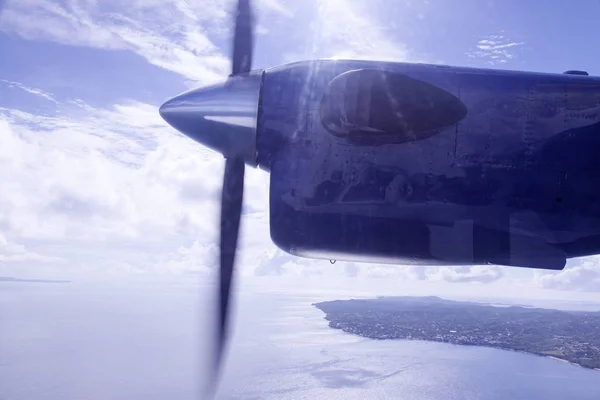 Um avião de hélice no céu — Fotografia de Stock