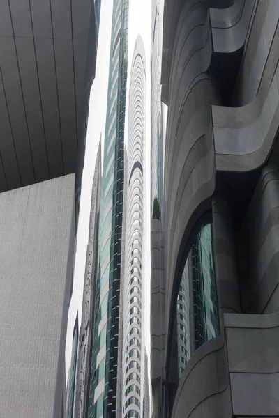 中国香港市内クロムの列の高層ビルの反射 — ストック写真