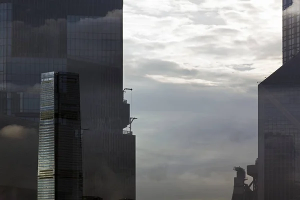 Eine Reflexion eines Wolkenkratzers auf einem anderen Glasgebäude in der Stadt Hongkong, China — Stockfoto