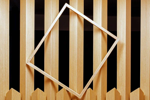 Un marco vacío colocado en un panel de madera en una habitación como una abstracción — Foto de Stock