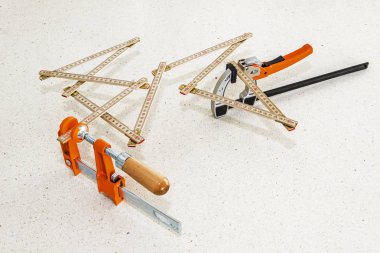 Katlama metre sopa ve bir soyut kavramsal yükleme sanat olarak iki ayarlanabilir kelepçeler